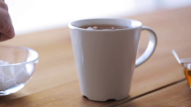 手加糖到茶或咖啡中