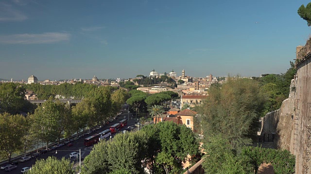 从橘子花园看到的罗马城市的惊人的景色(Giardino degli Aranci)。背景中的圣彼得大教堂的圆顶。罗马,意大利。