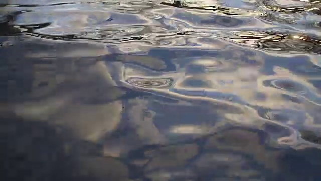 水面上的光。