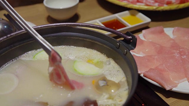 火锅火锅，蔬菜和猪肉。