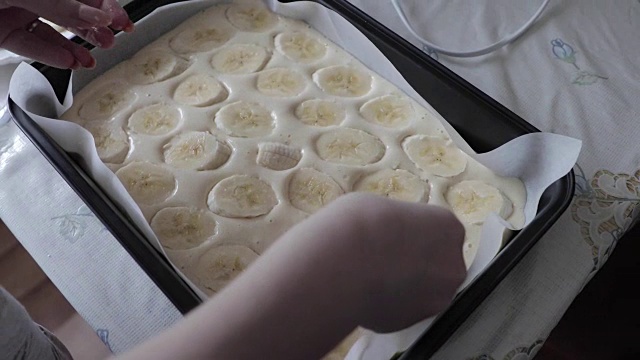 烹饪香蕉蛋糕的特写在桌子上