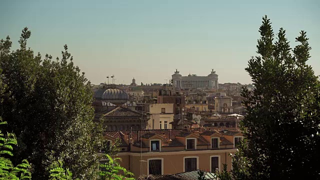 从Trinità dei Monti可以看到令人惊叹的古罗马古城。背景中的意大利圣坛。