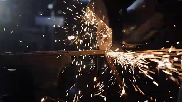 工人用圆锯锯金属建筑