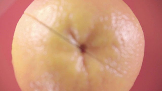 葡萄柚可分成两半。慢动作镜头