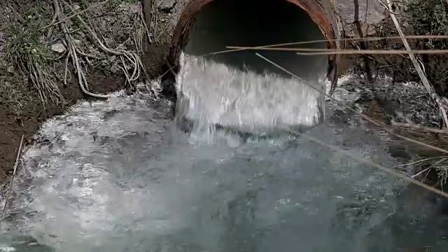 硫酸氢钙石膏水透明，略带蓝色