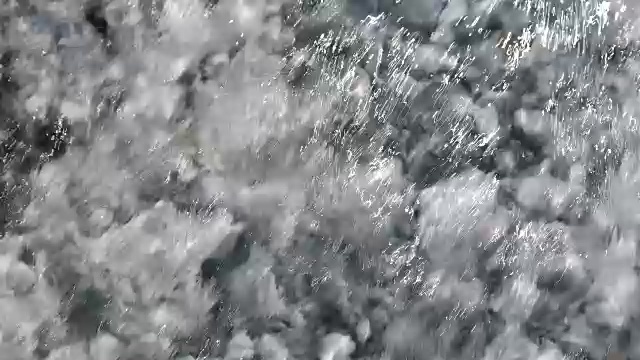 硫酸氢钙石膏水透明，略带蓝色