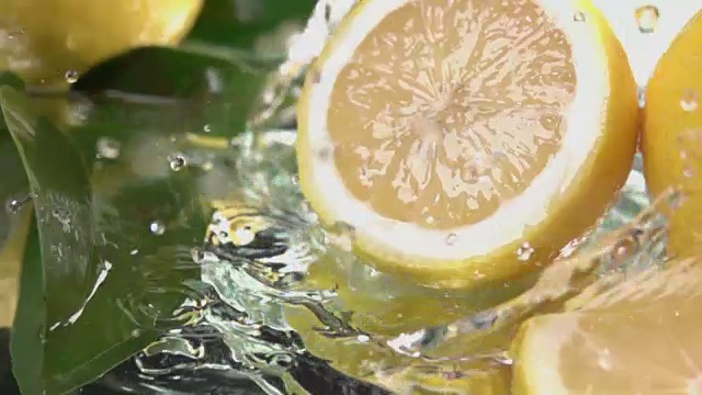 柠檬半片碰到淡水表面。慢动作镜头