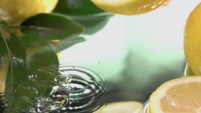 詳情圖-檸檬半片碰到淡水表面。慢動作鏡頭