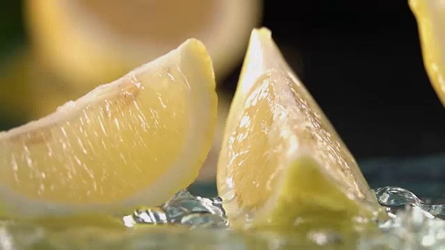 柠檬在水里分成两半。慢动作镜头