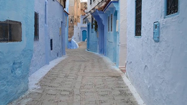 在摩洛哥Chefchaouen Chaouen的蓝色小镇散步，这是第一种观点