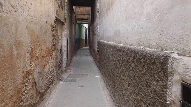 第一个镜头，POV在摩洛哥非斯麦地那行走
