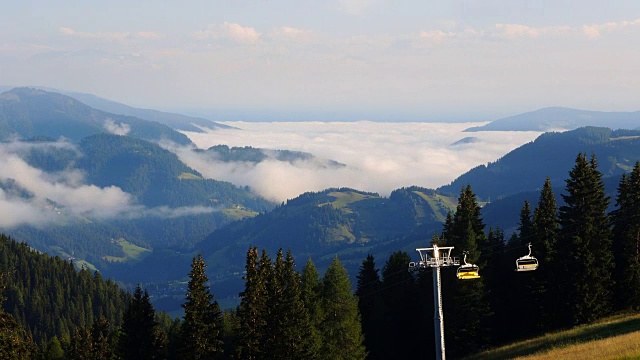 意大利Dolomites, Alta Badia, Sud Tirol。时间流逝在早晨被云覆盖的山谷