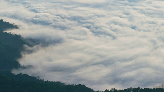 在早晨，雾在山上移动，时间流逝