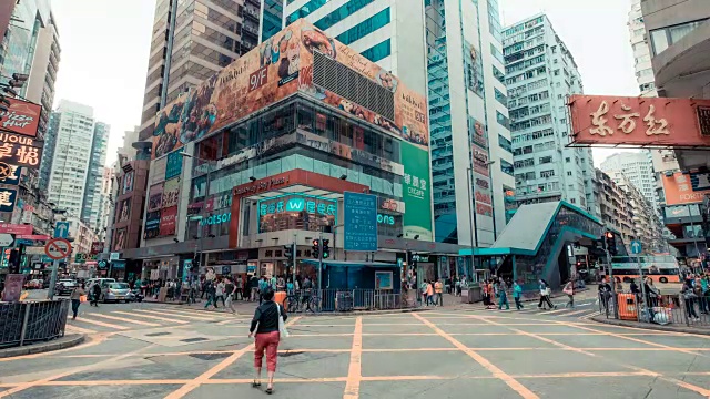 香港交通及建筑的时间间隔。汽车和公共汽车在路上行驶。在大城市的高峰时间，人们在人行横道上行走。