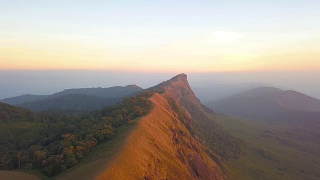 鸟瞰图。飞越高山，名字Doi Mon Jong美丽的日落时间在清迈，泰国。