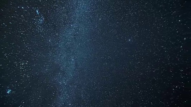 银河系的全景与陨石雨和一瞥通过宇宙空间和其他星系