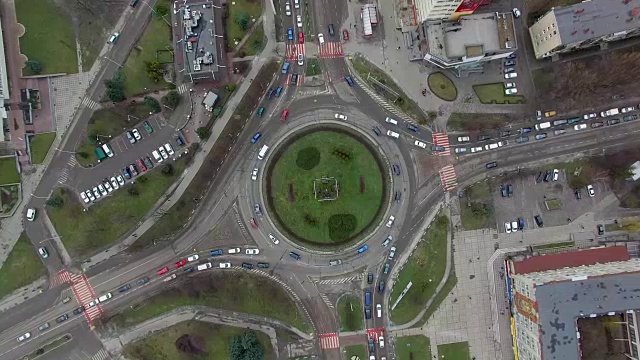 汽车在城市街道的环形道路上行驶的高空鸟瞰图