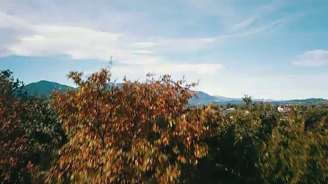 从上面的视频，鸟瞰图的意大利乡村与云彩和美丽的山在背景。