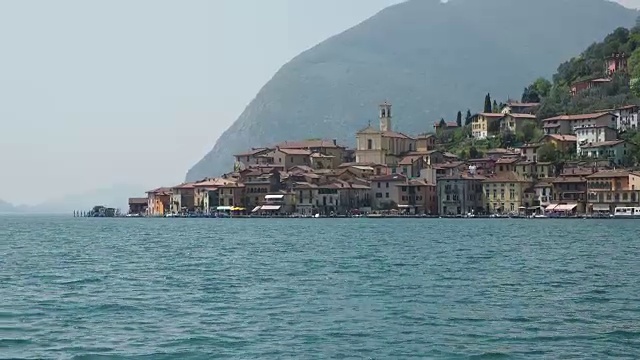 Peschiera Maraglio村由小船连接大陆和岛屿