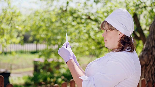 一位女兽医正在注射疫苗