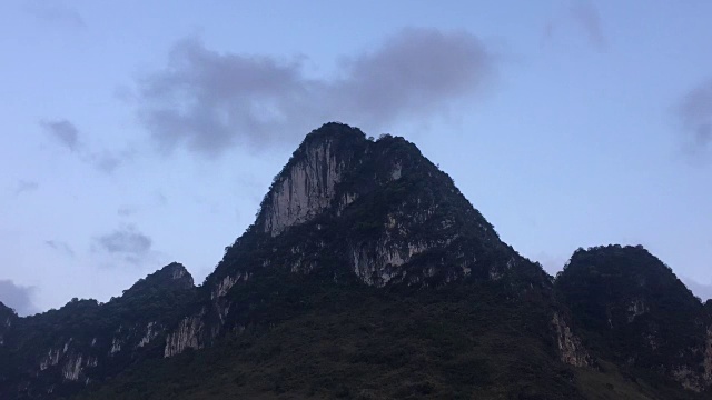 雾和喀斯特山脉的时间流逝。位于中国广西桂林市阳朔县兴平古镇附近。