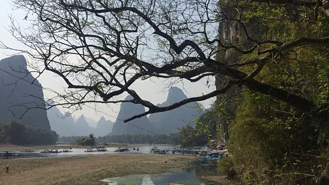 时光流逝，游船和旅游木筏在漓江上航行