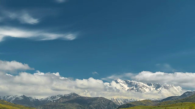 全景风景，山峰和多云的天空。间隔拍摄4 k