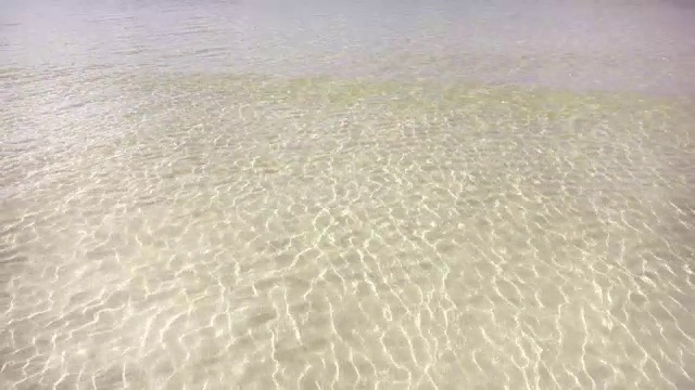 加勒比海白色沙滩透明海浪