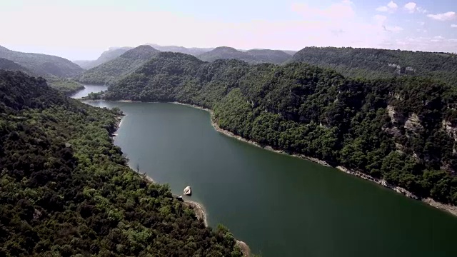 圣培雷·德·卡塞雷修道院鸟瞰图。赫罗纳。