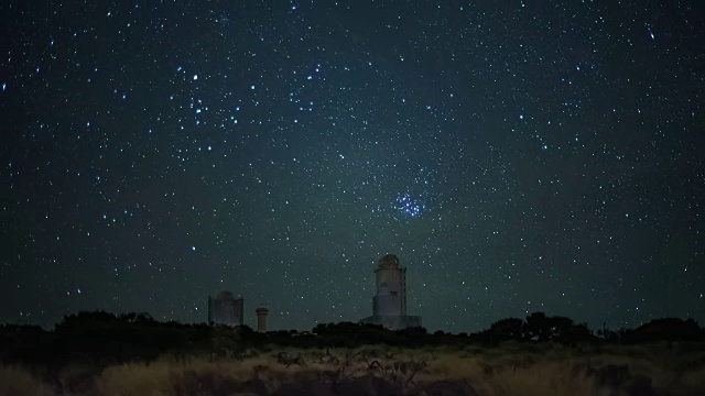 一颗真正的星落在天文观测站观测太空恒星