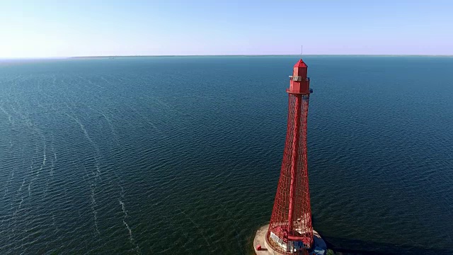 夏天，乌克兰黑海海岸上一个巨大的灯塔的航拍