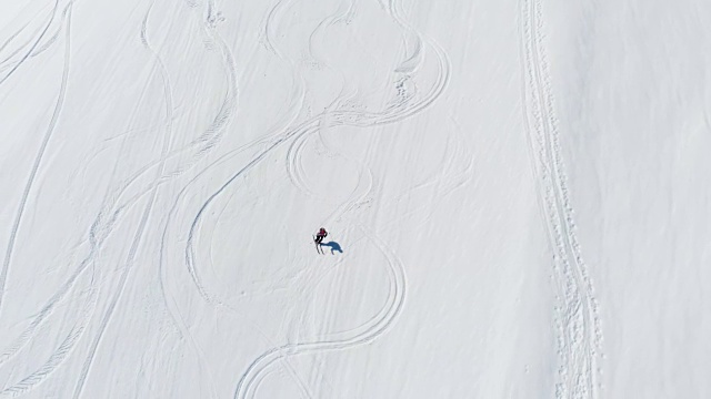 上图:滑雪场一人在雪地上滑雪