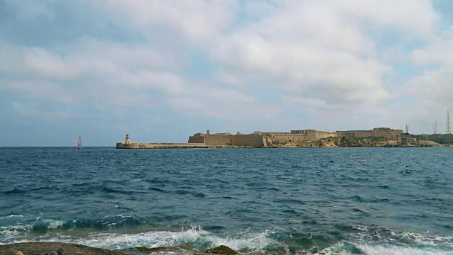 从瓦莱塔海岸眺望地中海、里卡索里堡和马耳他岛。