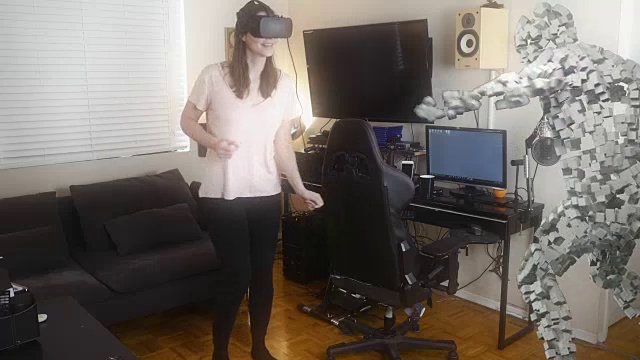 詳情圖-戴著VR眼鏡和虛擬伴侶跳舞的女人。