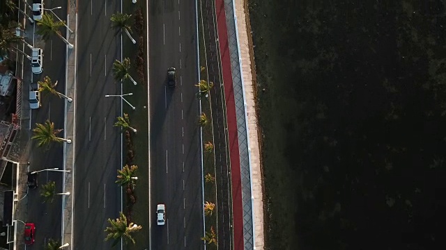 在滨水道路上俯视图。