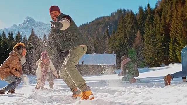 一个年轻的非洲裔美国人在和朋友玩的时候把雪球扔进了相机