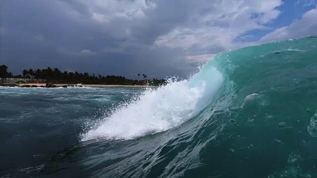 海浪冲上岸来