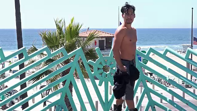 英俊的亚洲男人享受海滩