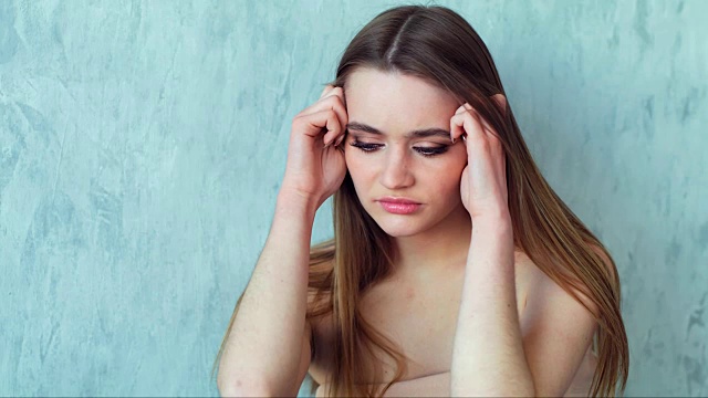 详情图-室内压抑悲伤的年轻女子肖像