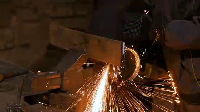 詳情圖-鐵匠用手圓鋸鋸金屬