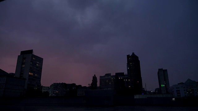 天气恶劣，下雨、下雨、夜城、雷暴、闪电概念。50帧/秒