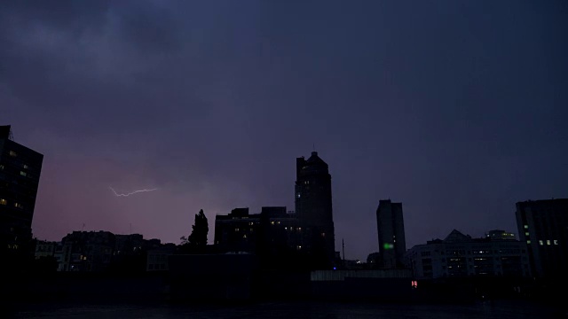 天气恶劣，下雨、下雨、夜城、雷暴、闪电概念。50帧/秒