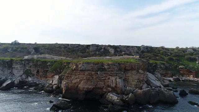 鸟瞰图与陡峭的悬崖岩石海岸线