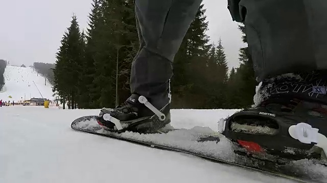滑雪者从山坡上滑下。