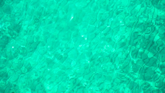 晴天碧绿的海洋鸟瞰图。顶部视图的海浪表面清澈的蓝色海水