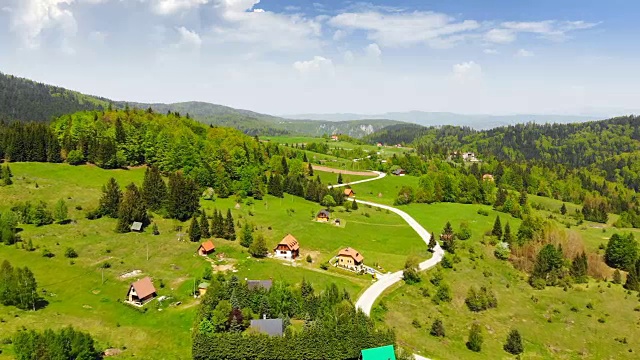 飞过山丘和山谷