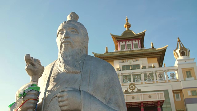 一个智者的雕像在佛教寺庙的前面