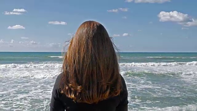 详情图-女孩长着红头发在沙滩上，海风吹着头发，白天拍。