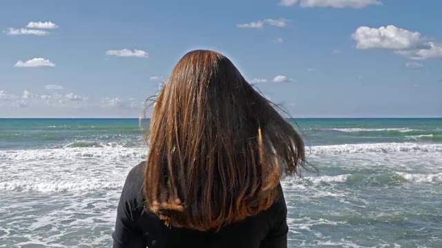 详情图-女孩长着红头发在沙滩上，海风吹着头发，白天拍。