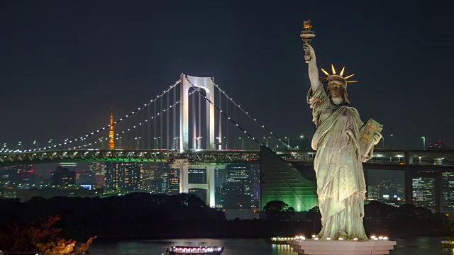 平移:台场的自由女神像和彩虹桥的夜晚